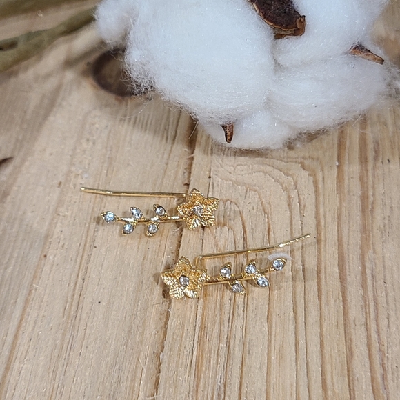 ✨️✨️NEW✨️✨️STUNNING!! FLOWER Ear Climber Earrings with Tiny CZ'S in GOLD Plating - Picture 6 of 14